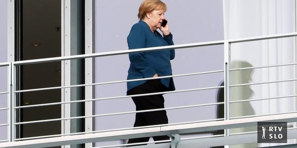 Der russische Witzbold wollte Angela Merkel die Nase ziehen, aber es gelang ihnen nicht (vollständig).