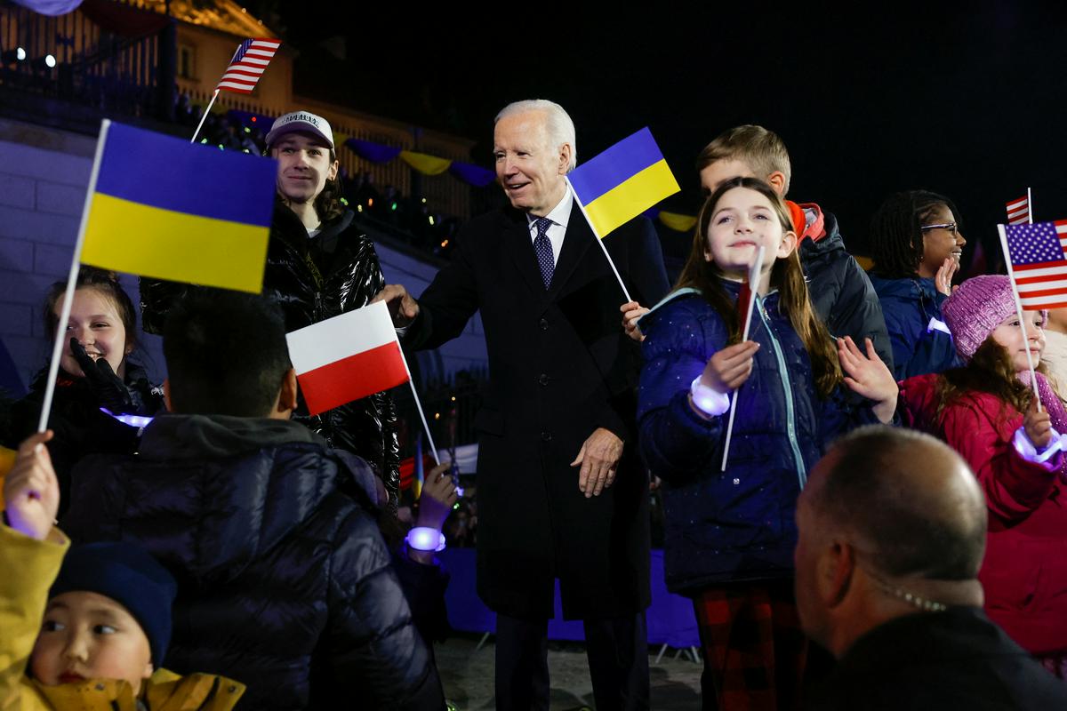 Joe Biden med privrženci v Varšavi. Foto: Reuters