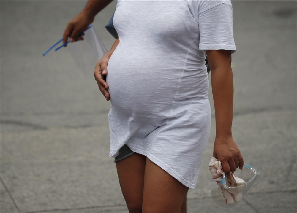 Približno tretjina nosečnic ne prejme niti štirih od priporočenih osmih kontrolnih pregledov pred porodom. Foto: Reuters