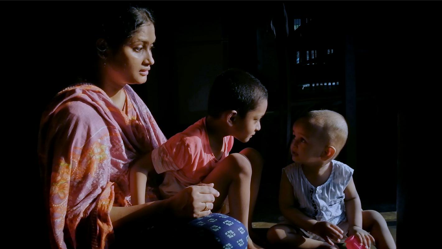 Hiša svetlobe, film bo na sporedu na sklepni dan festivala, je intimen portret vsakdanjega življenja družine, ki je med pandemijo covid-19 prisiljena ostati skupaj v stanovanju v Daki v Bangladešu. Foto: Slovenska kinoteka