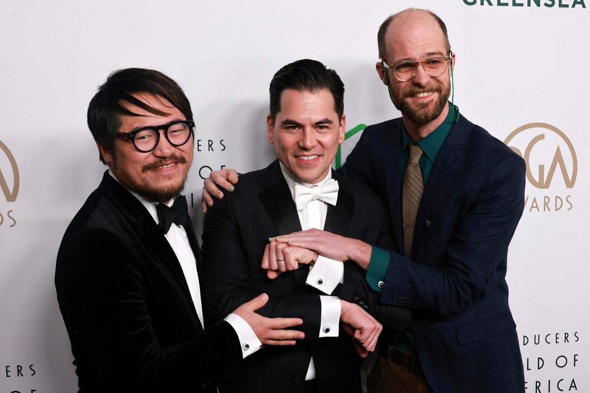 Producent Jonathan Wang (na sredini), ob njem pa režiserja Daniel Kwan in Daniel Scheinert, 