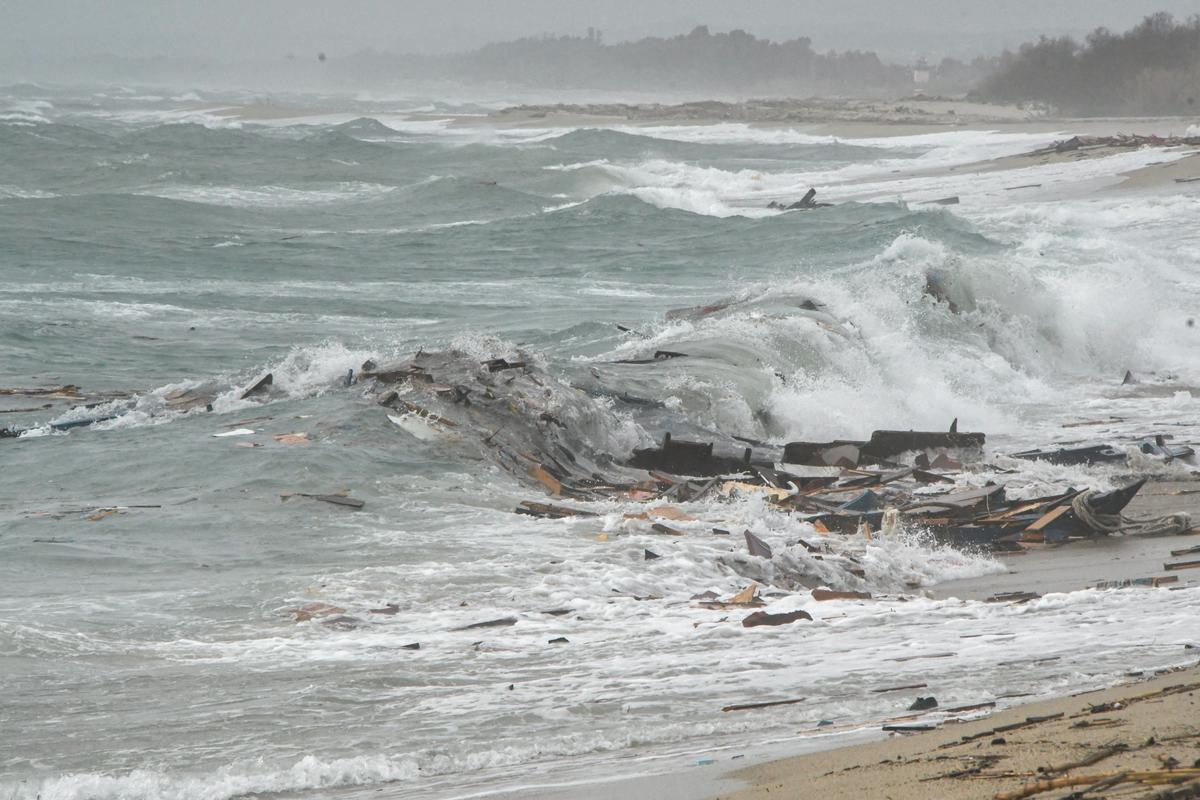 Razbitine lesene ladje, ki je pred tremi dnevi izplula iz Izmirja. Foto: Reuters