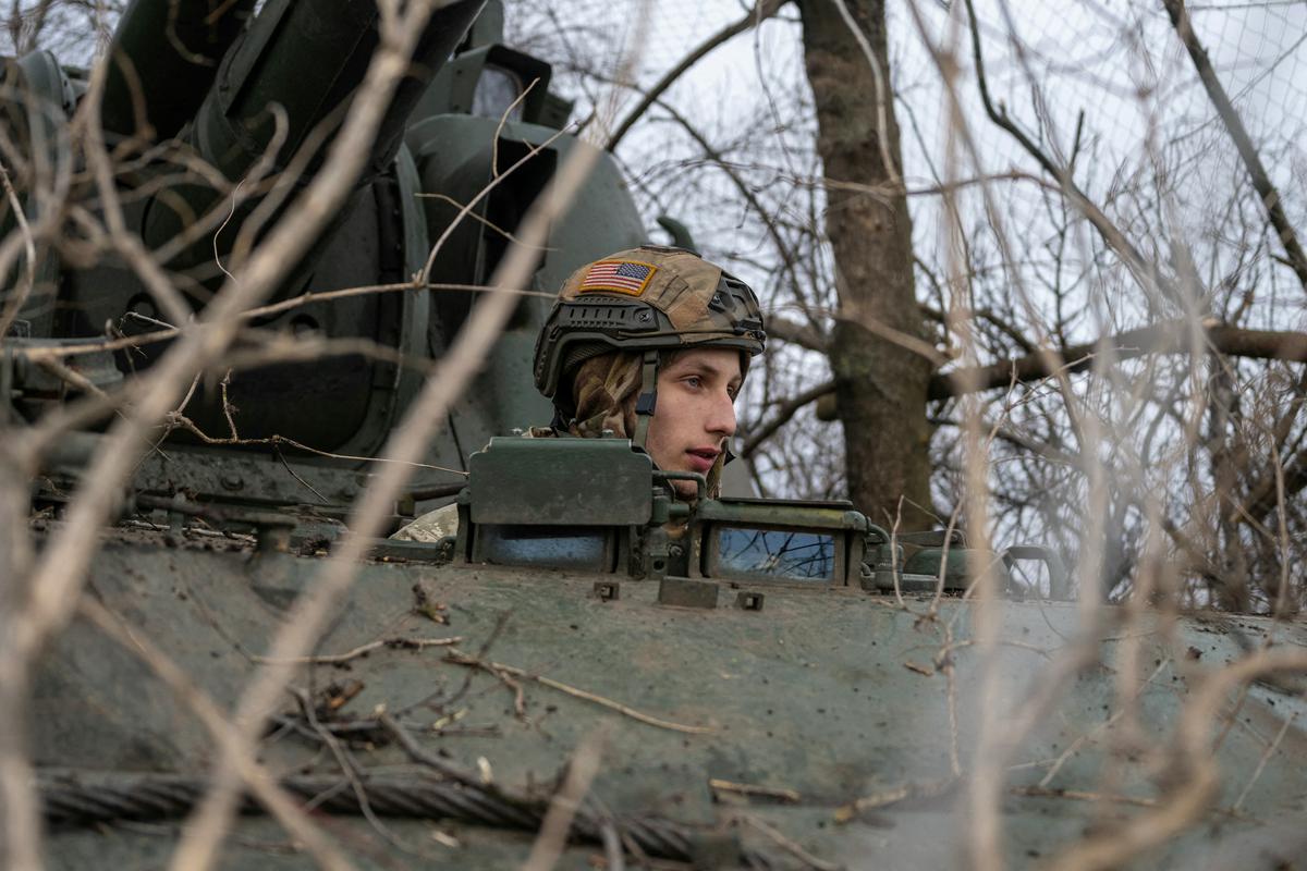 Ukrajinski vojak v tanku blizu Bahmuta. Foto: Reuters