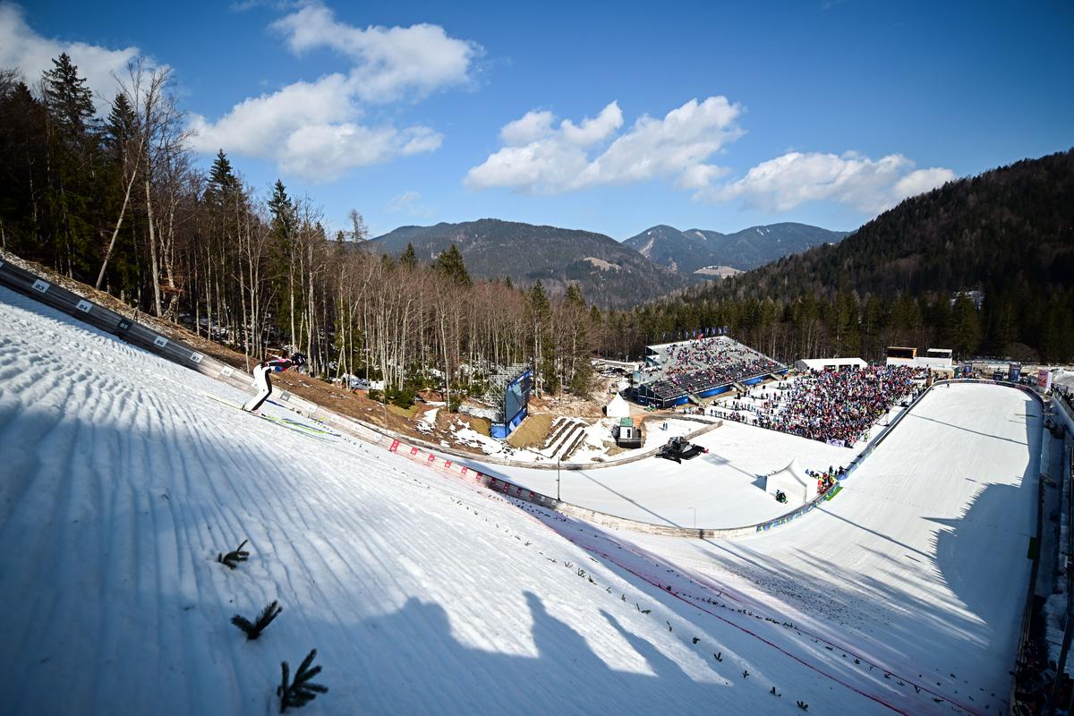 A view of the jumping arena in Planica during the team competition of female jumpers.  Just on Saturday, they counted the expected maximum, but still only 7,200 visitors.  The daily limit set by the organizers is 18 thousand visitors.  According to football, he was 