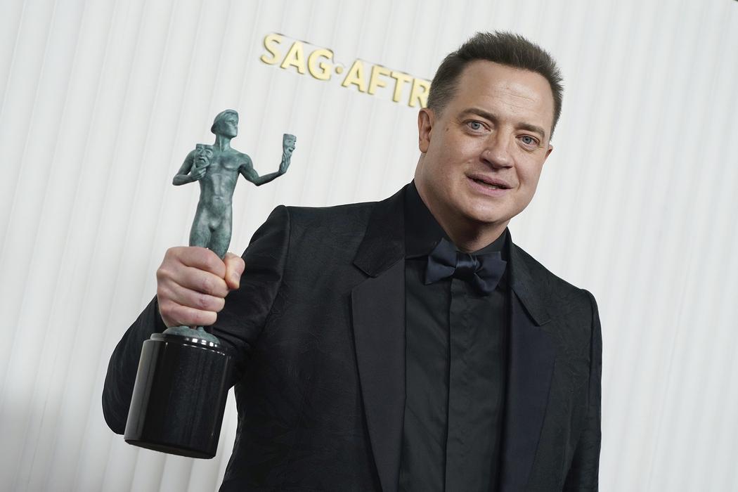 Brendan Fraser with his Best Actor statuette for Kit (The Whale).  Photo: AP