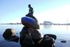 Kip male morske deklice v Københavnu prepleskali z rusko zastavo