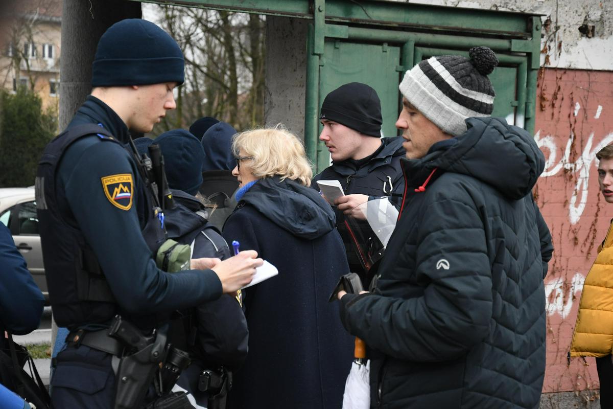 Policija je v petek popisala protestnike, ki so vstopili na Plečnikov stadion za Bežigradom v Ljubljani. Foto: Mladi za podnebno pravičnost