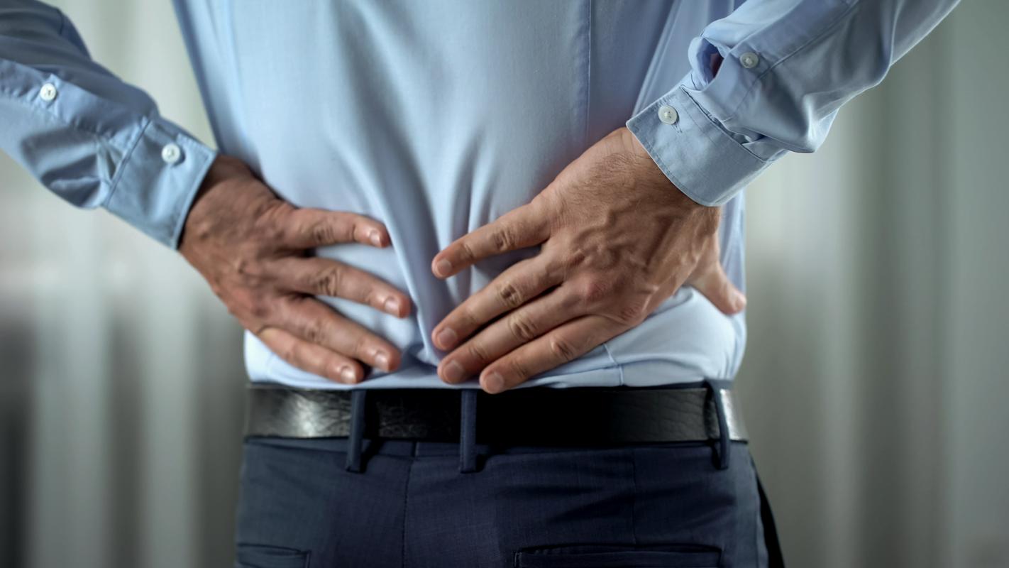 Število ljudi, ki imajo pri nas težave s hrbtom, se še povečuje, največ jih je starih med 50 in 70 let. Foto: Shutterstock