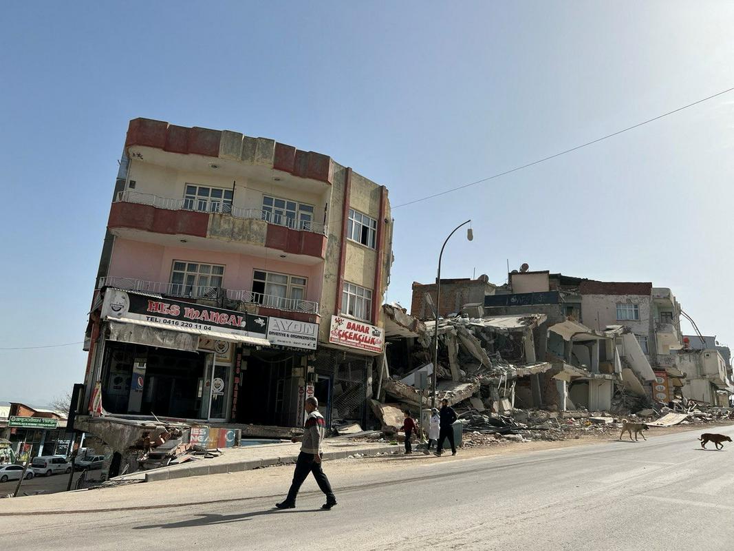 V potresu je bilo uničenih na tisoče stavb. Foto: Reuters