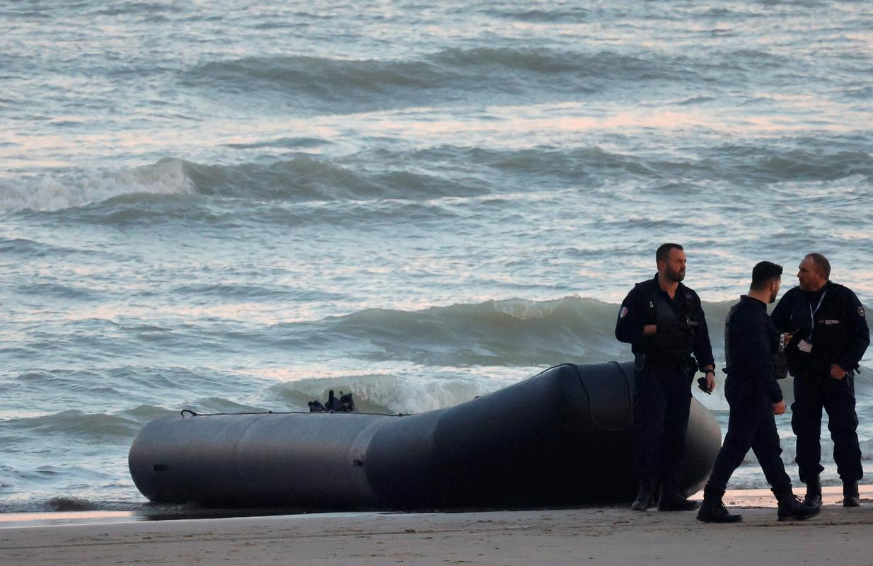 Prebežniki se na pot prek Rokavskega preliva podajajo v gumijastih čolnih. Foto: Reuters