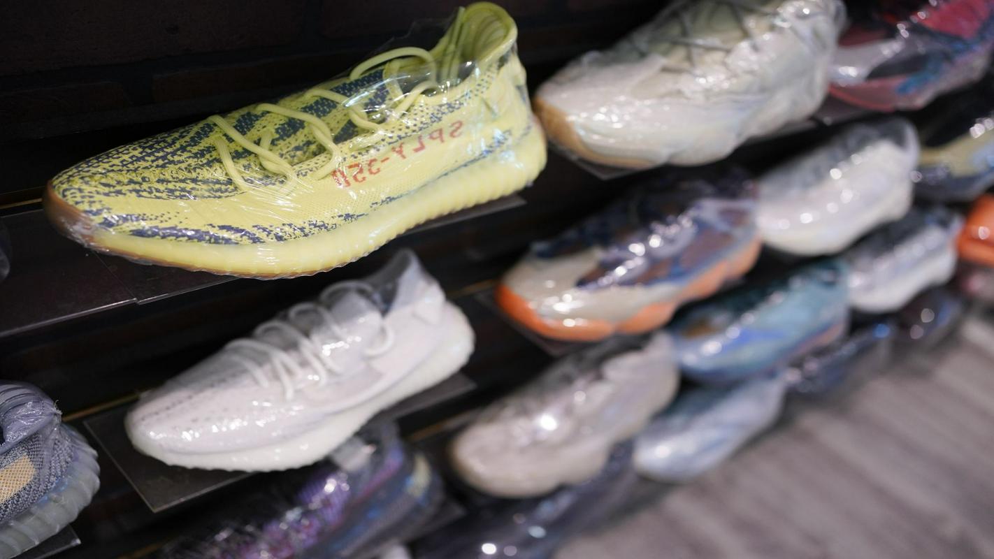Športni copati iz kolekcije Yeezy na prodajnih policah, ko je bila pogodba med podjetjem in raperjem še veljavna. Foto: AP