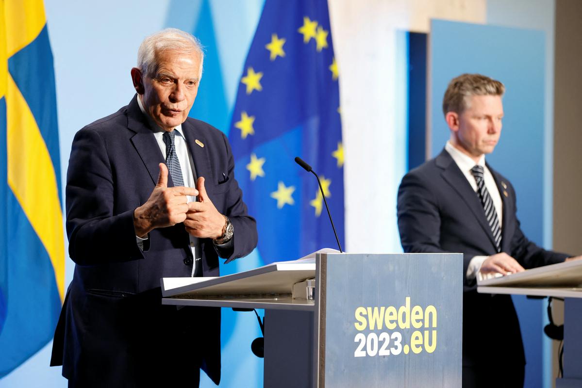 Borrell (na sliki s švedskim obrambnim ministrom) predlaga, da se iz evropskega mirovnega instrumenta nameni milijarda evrov za dobave streliva Ukrajini iz trenutnih zalog evropskih držav, še milijarda evrov pa za skupno naročanje streliva, ki bi ga nato namenili Ukrajini. Foto: Reuters