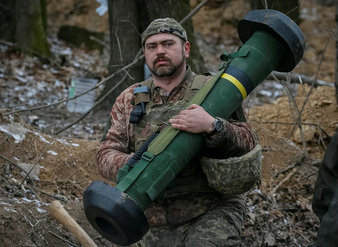 Ukrajinski obrambni minister Oleksij Reznikov je že ob prihodu na zasedanje dejal, da Ukrajina potrebuje milijon topniških izstrelkov kalibra 155 milimetrov. Foto: Reuters