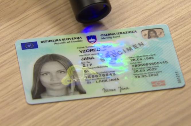 Večina zdravstvenih izvajalcev ob zdravstveni kartici že sprejema tudi biometrično osebno izkaznico