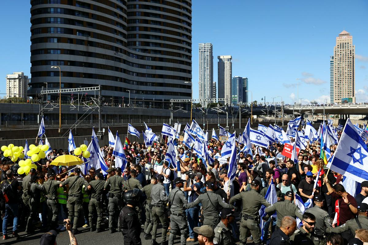 Protesti proti reformi potekajo že več tednov. Foto: Reuters