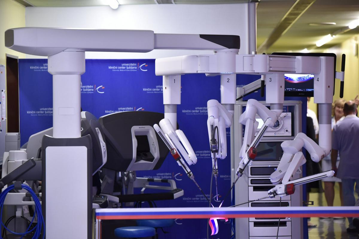 Že tisoč robotskih operacij v Ljubljani, sistem presegel pričakovanja