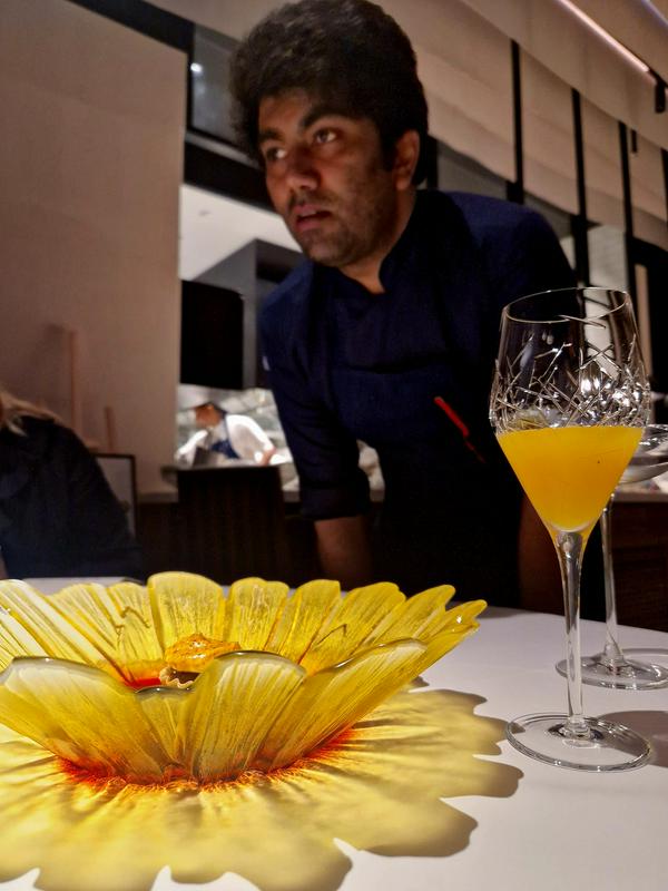 Med najboljše na svetu se naglo prebija indijski kuharski mojster Himanshu Saini, ki ustvarja v impresivni restavraciji Tresind Studio v Dubaju. Foto: MMC RTV SLO/Kaja Sajovic