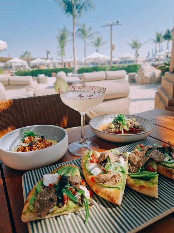 Ko gre za gastronomsko ponudbo, sta tako Dubaj kot Abu Dabi še vedno velika pristaša luksuznih uvoženih sestavin. Kosilo v hotelu Atlantis v Dubaju. Foto: MMC RTV SLO/Kaja Sajovic