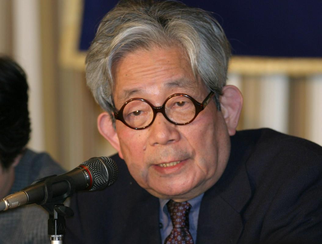 Born in 1935, Kenzaburo Oe is known as one of the most non-conformist writers after World War II.  In the year he won the Nobel Prize, he refused, for example, the prize for culture that the Japanese government tried to give him, saying that accepting it would mean consenting to the ruling Japanese system, which he himself completely rejects, that is, to a very vertical hierarchy, on top of which the emperor is placed.  Photo: EPA