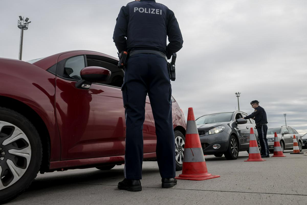 Avstrijska policija na šoli ni našla eksploziva. Fotografija je simbolična. Foto: EPA