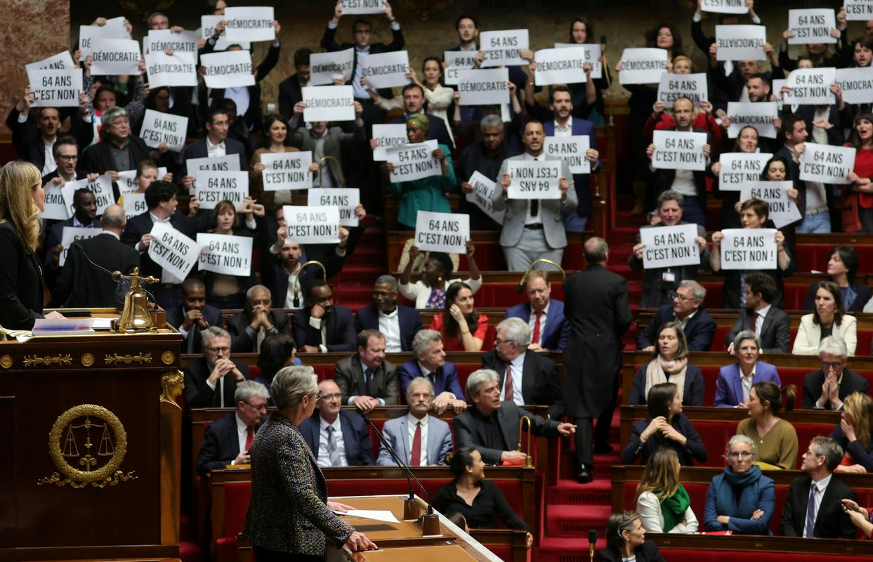 Alguns membros da Assembleia Nacional também usaram faixas para expressar sua oposição à reforma da previdência.  Foto: Reuters