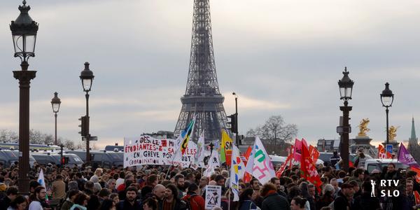 Após a adoção da reforma previdenciária, manifestantes inundaram Paris após o parlamento