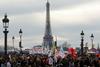 Po sprejetju pokojninske reforme mimo parlamenta Pariz preplavili protestniki 