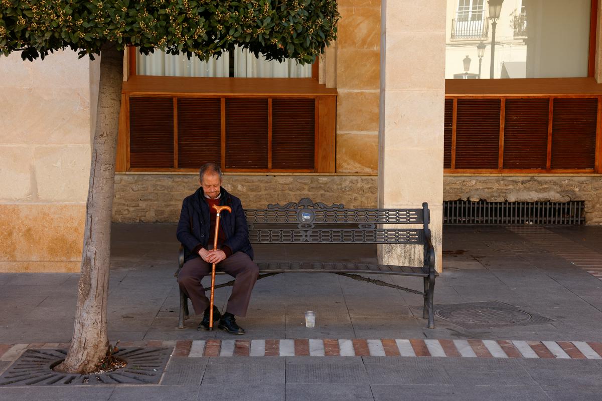 Upokojenec iz mesta Ronda na jugu Španije počiva na klopci. Foto: Reuters