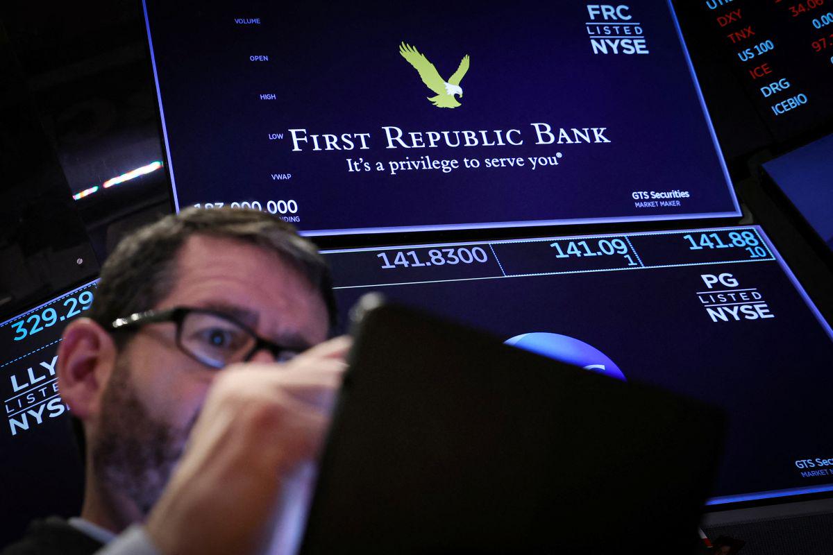 Shares of First Republic Bank, which is facing similar problems as the failed Silicon Valley bank, have plunged 72 percent in the past week.  On Thursday (after the news that the association of banking giants, which includes JPMorgan Chase, Bank of America, Citigroup...) will come to its aid with 30 billion, the shares recovered, but on Friday a new sales stampede followed and the exchange rate fell by more than 30 percent.  According to the New York Times, the bank is negotiating a recapitalization by issuing new shares.  Photo: Reuters