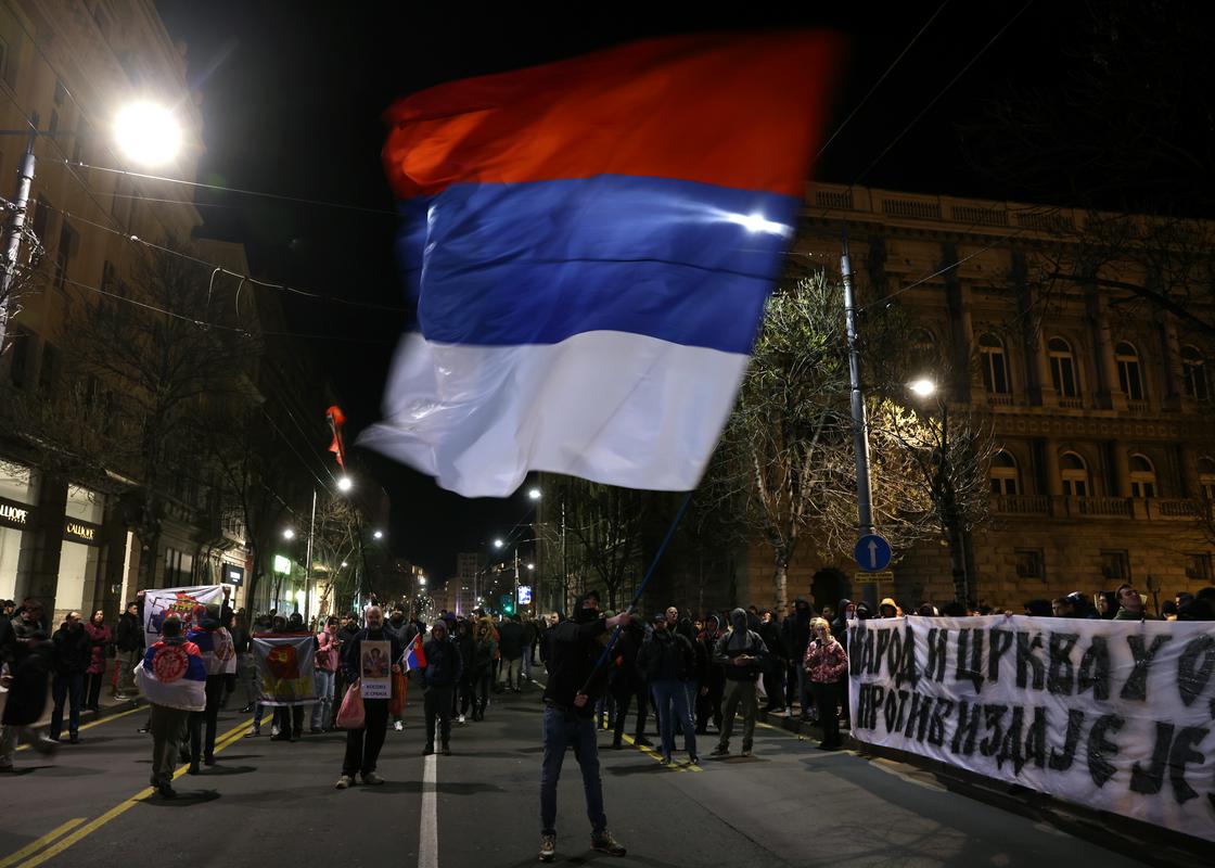 Beograd: Več tisoč ljudi proti sporazumu o normalizaciji odnosov s Kosovom
