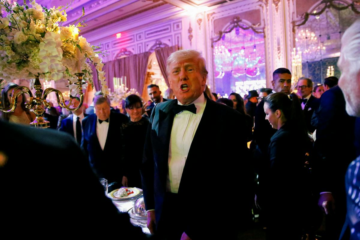 Trump na novoletni zabavi v svoji rezidenci Mar-A-Lago. Foto: Reuters