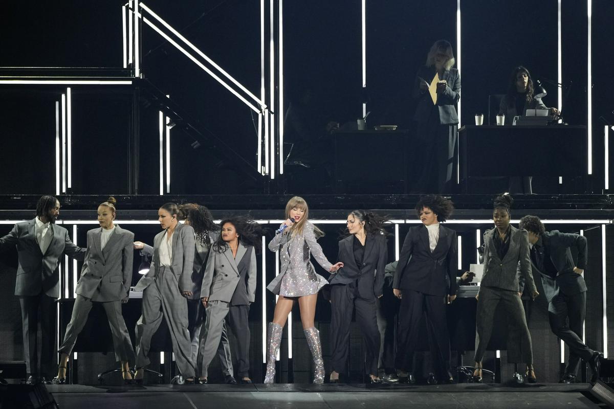 16 dancers revolved around the singer, who changed her clothes several times, and the scenography underwent several changes during the evening.  Photo: AP