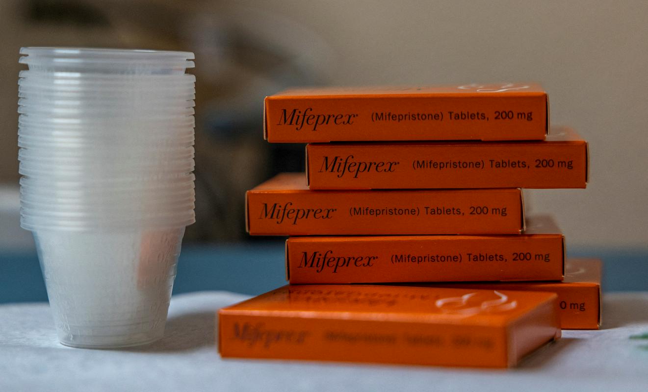 Teksaški sodnik, ki ga je imenoval nekdanji predsednik Donald Trump, bo kmalu odločil o prepovedi prodaje tablet mifepristone, s katerimi izvedejo polovico vseh splavov v ZDA. Foto: Reuters