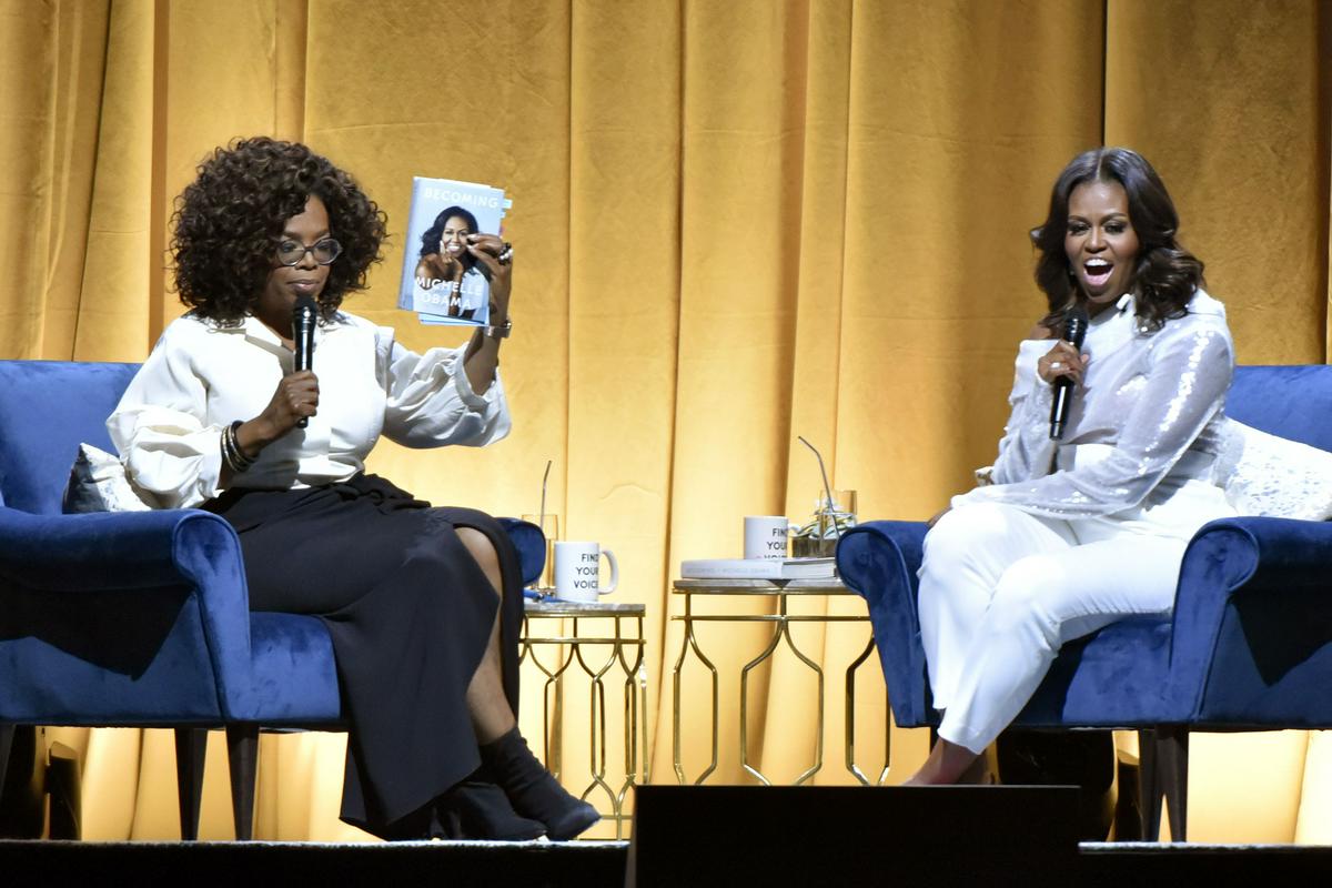 Oprah je pomagala promovirati tudi prvo knjigo nekdanje prve dame Michelle Obama. Foto: AP