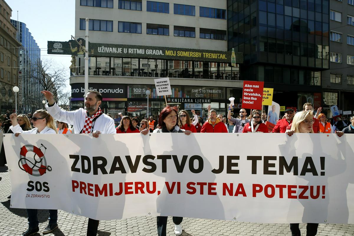 Hrvaški zdravniki so v Zagrebu vlado pozvali k ukrepanju. Foto: EPA