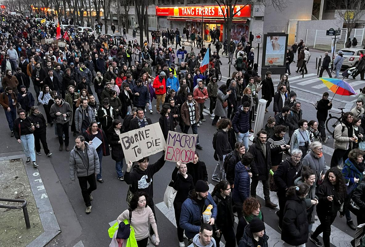Protestniki so se po prepovedi shodov v središču mesta tokrat zbrali na jugu Pariza. Foto: Reuters