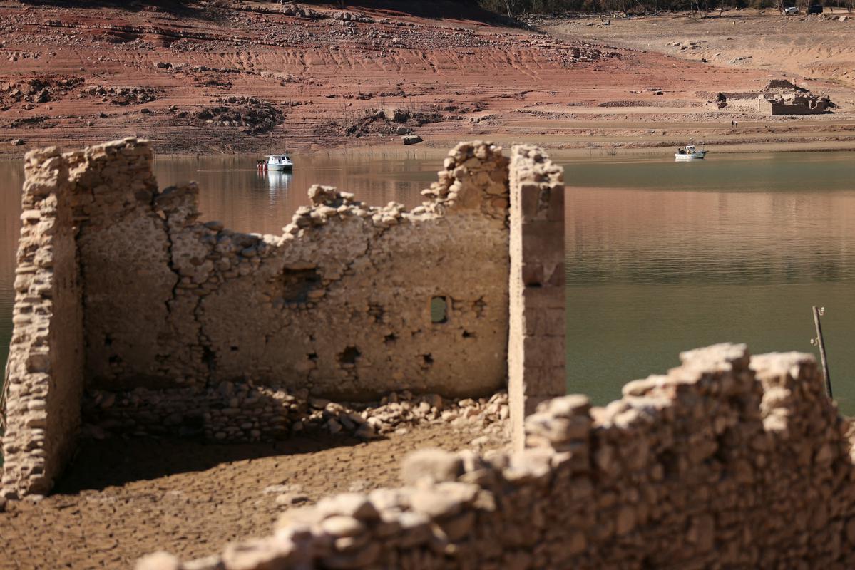 Zaloge pitne vode v rezervoarju Sau v Kataloniji so se letos po sušni zimi spustile na najnižjo raven po letu 1990. Foto: Reuters
