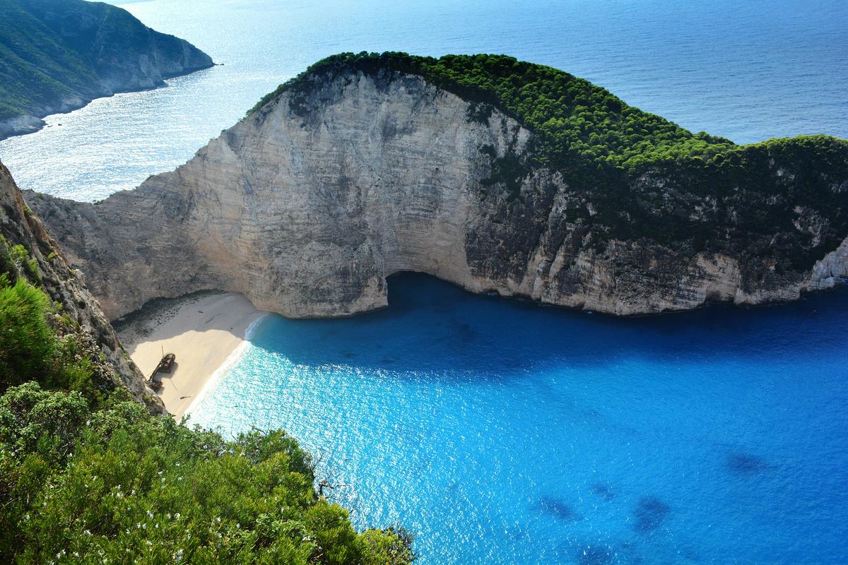 Plaža Navagio, katere ime pomeni brodolom oziroma razbitje ladje, velja za eno najpriljubljenejših plaž v Grčiji. Foto: Pixabay