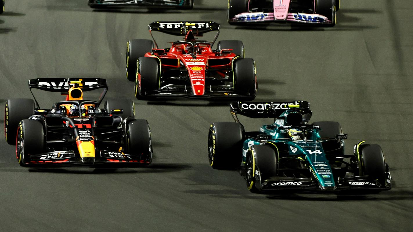 Fernando Alonso je sijajno začel dirko, a kaj kmalu ga je doletela kazen petsekundnega pribitka zaradi napačne postavitve na štartu. Kazen je odslužil ob prvem postanku v času, ko je po stezi vozil varnostni avtomobil. Foto: Reuters