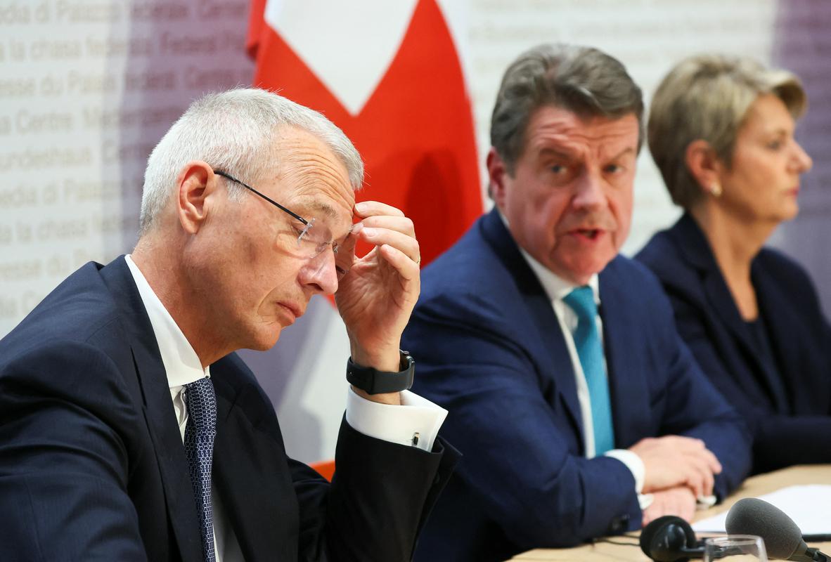 Predsednik upravnega odbora Credit Suisse Axel Lehmann (levo), predsednik upravnega odbora UBS Colm Kelleher ter finančna ministrica Karin Keller-Sutter. Foto: Reuters
