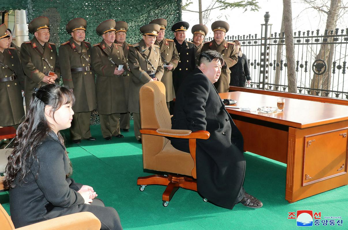 Kim Džong Un med nadziranjem vojaških vaj 10. marca. Foto: Reuters