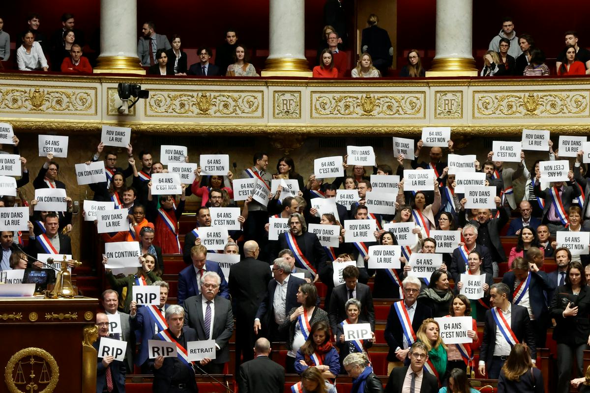 Poslanci levice so glasovanje pospremili s transparenti. Foto: Reuters