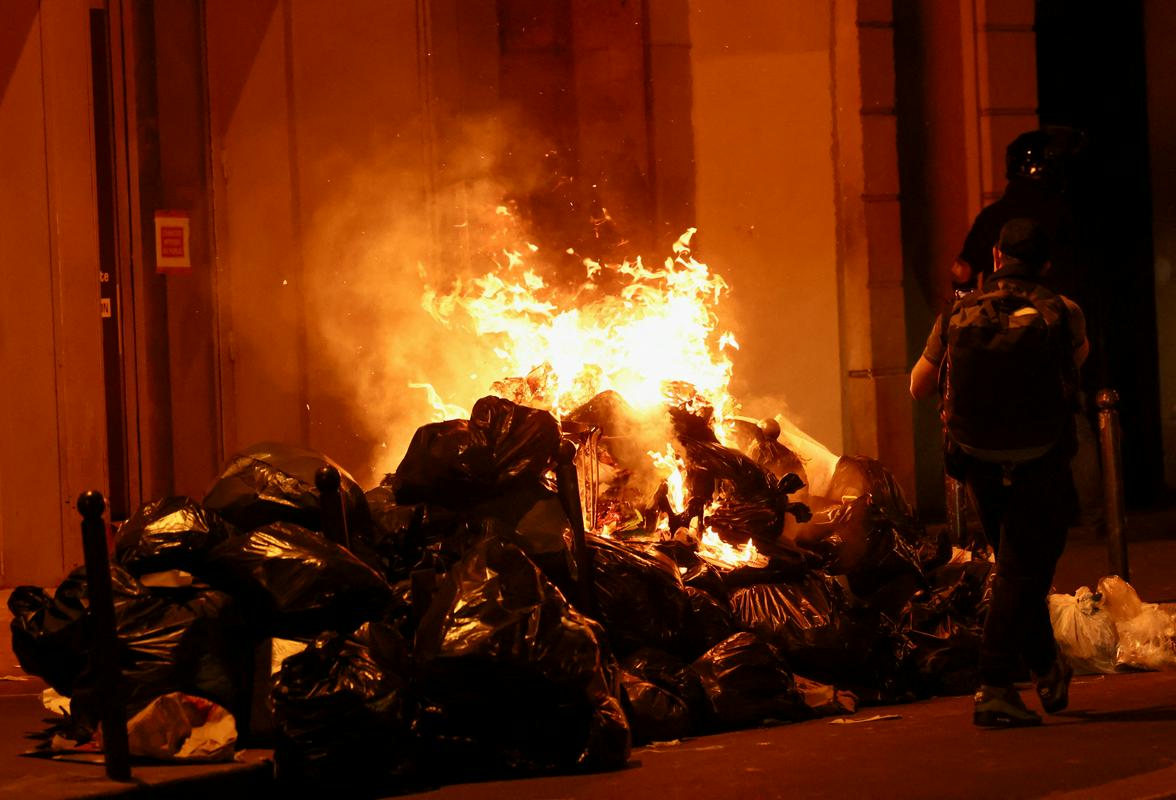 Protestniki v Parizu so zažigali smeti, ki na ulicah že več dni ležijo zaradi stavke smetarjev. Foto: Reuters