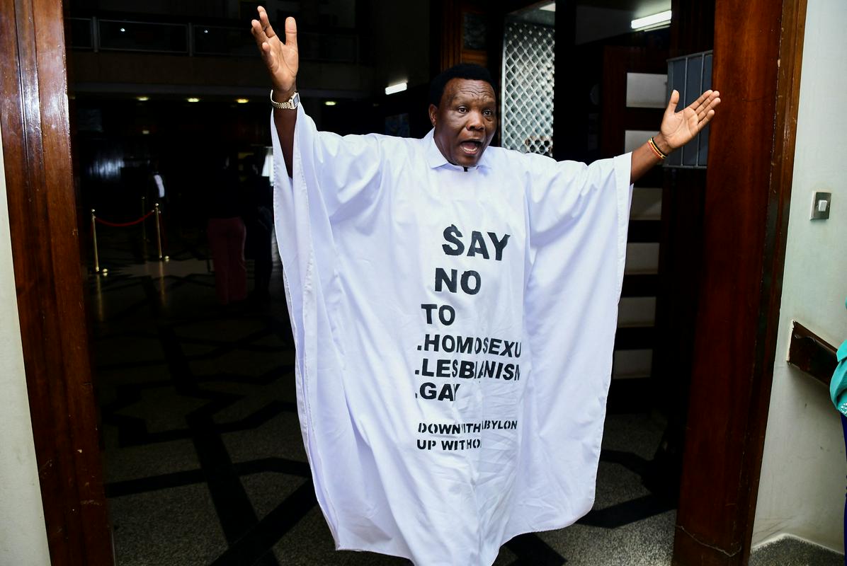 Ugandski poslanec John Musira v prekrivalu s homofobnim sporočilom. Foto: Reuters