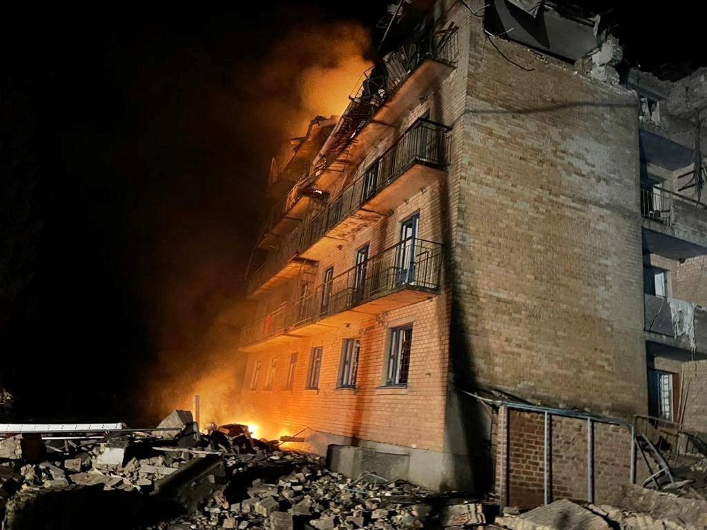 Posledice napada v mestu Ržiščiv v kijevski oblasti. Foto: Reuters