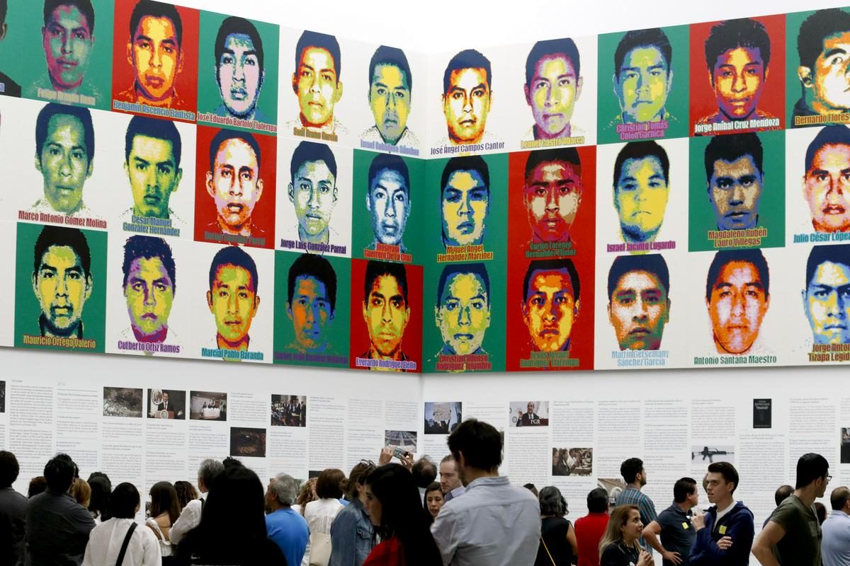 Godine 2019. za izložbu u Ciudadu u Meksiku sastavio je portrete 43 studenta koji su bili žrtve masakra pet godina ranije.  Fotografija: AP