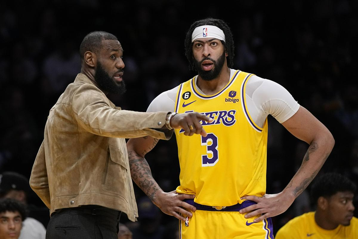 LeBron James je v zadnjih treh tednih postal desna roka trenerja Darvina Hama. Navodila je dajal tudi prijatelju Anthonyju Davisu, ki je zdaj vodja Lakersov na parketu. Foto: Reuters