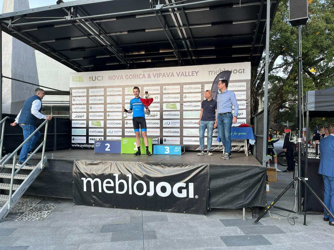 Ubežni domači kolesar Gregor Matija Černe je dobil priznanje za najboljšega na gorskih ciljih. Foto: Organizator/Kolesarska zveza Slovenije