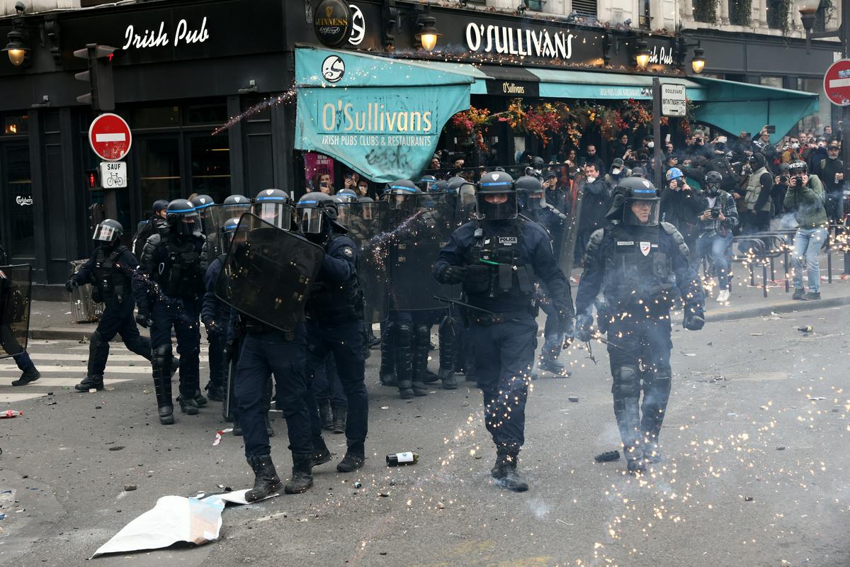 V Parizu so izbruhnili spopadi med protestniki in policijo. Foto: Reuters