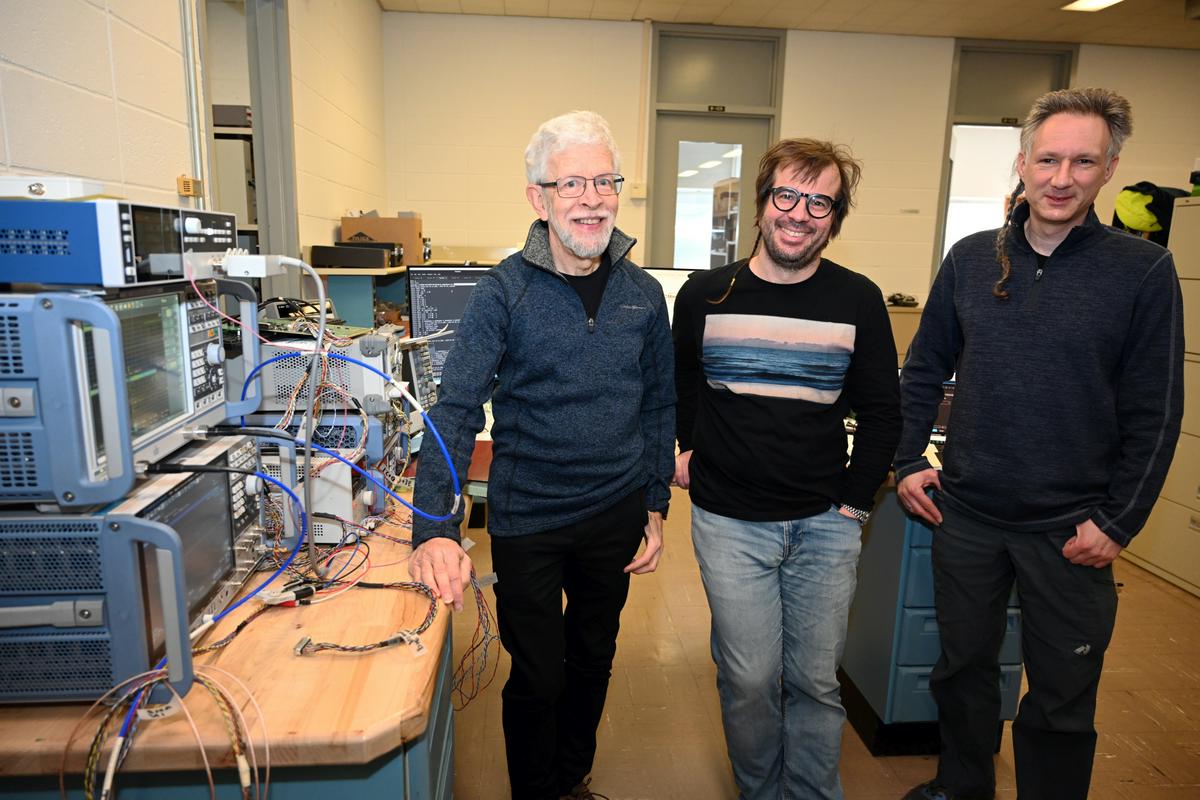 Paul O'Connor, Anže Slosar in Sven Herrmann (od leve proti desni) v laboratoriju, kjer razvijajo spektrometer za LuSEE-Night. Foto: BNL